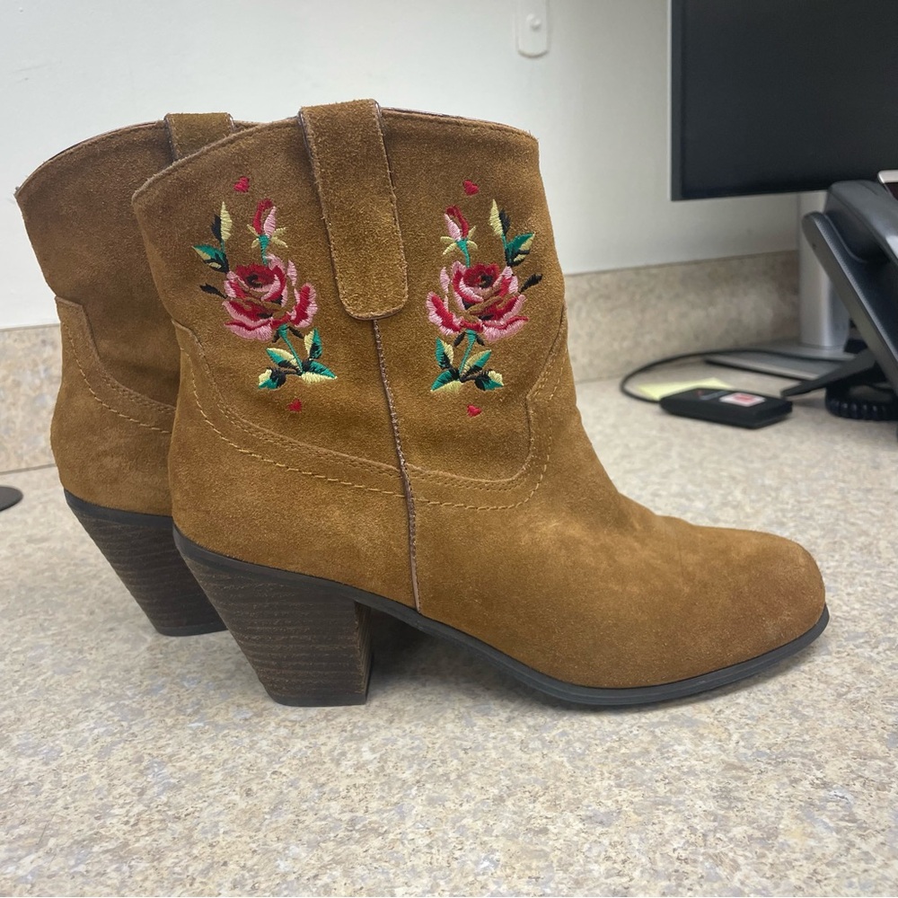 Betsey Johnson Yodell brown suede leather embroidered roses western boots size 9